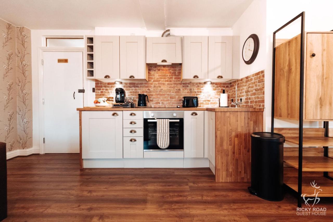 Ricky Road Guest House - Premium Уотфорд Екстериор снимка