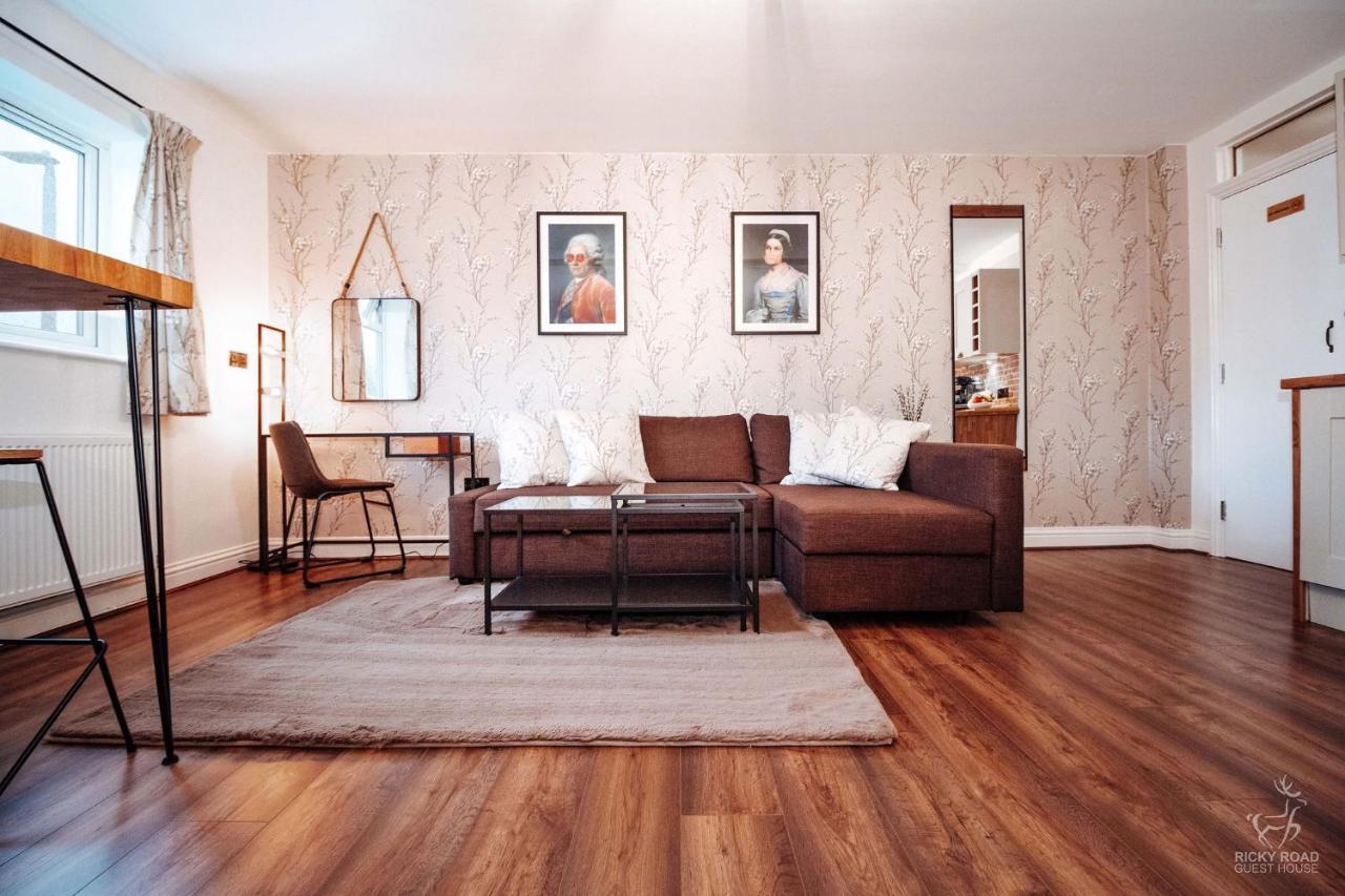 Ricky Road Guest House - Premium Уотфорд Екстериор снимка
