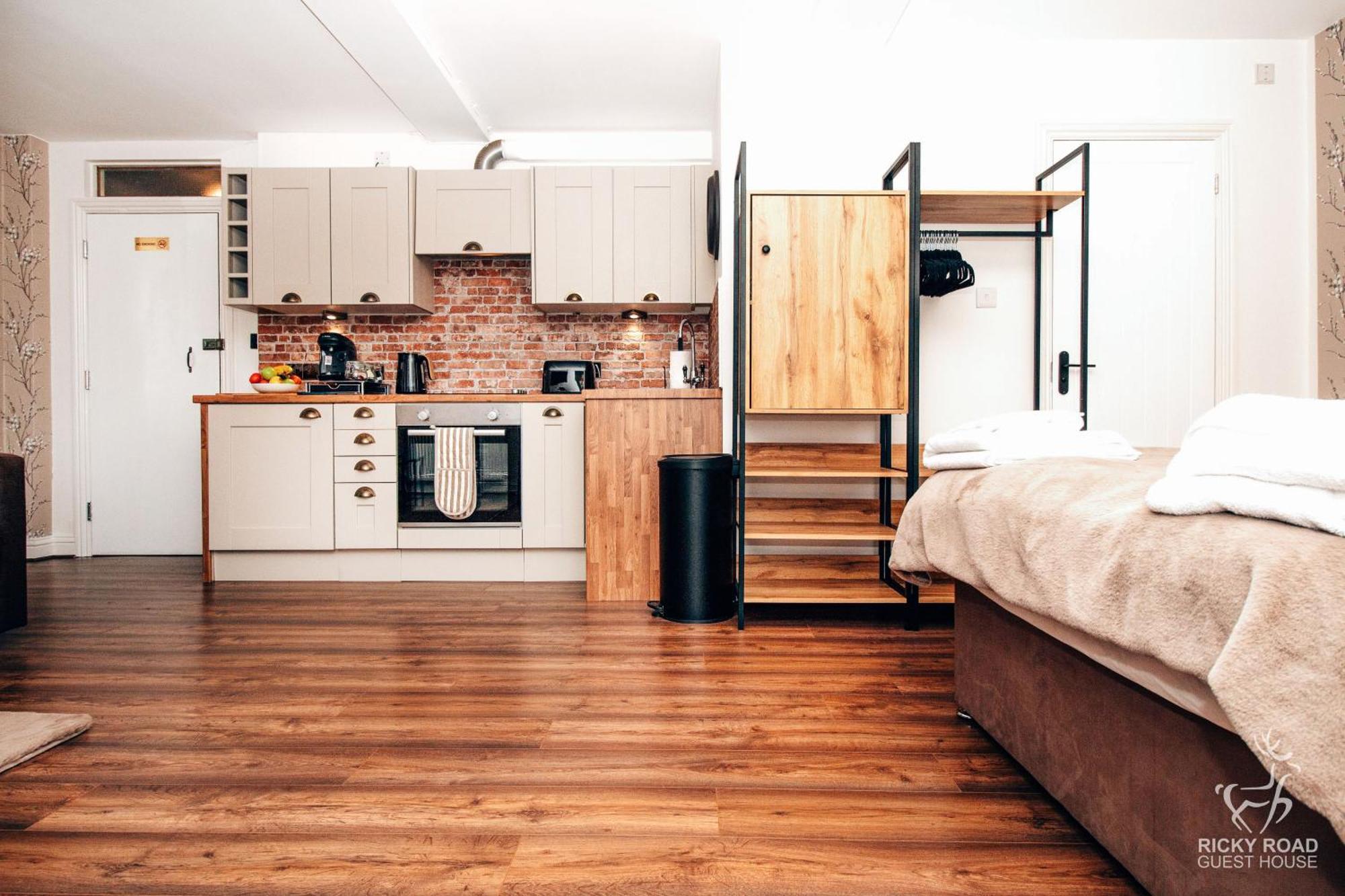Ricky Road Guest House - Premium Уотфорд Екстериор снимка